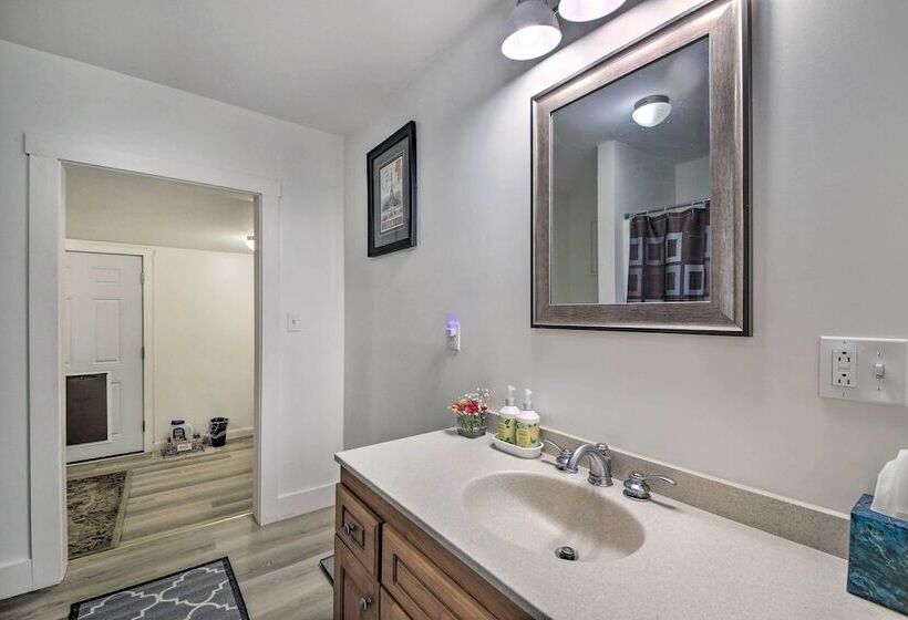 Woodsy Pittston Retreat Near Kennebec River!