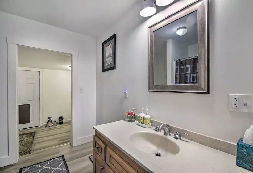 Woodsy Pittston Retreat Near Kennebec River!