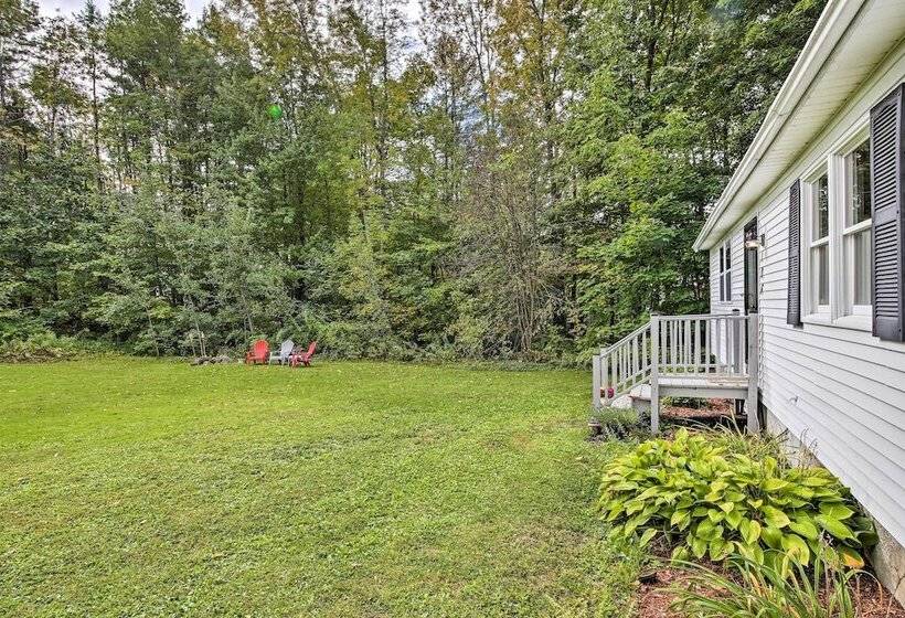 Woodsy Pittston Retreat Near Kennebec River!