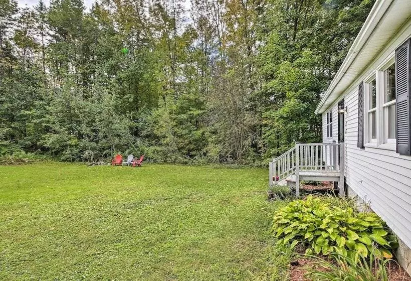 Woodsy Pittston Retreat Near Kennebec River!