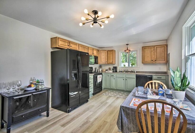 Woodsy Pittston Retreat Near Kennebec River!