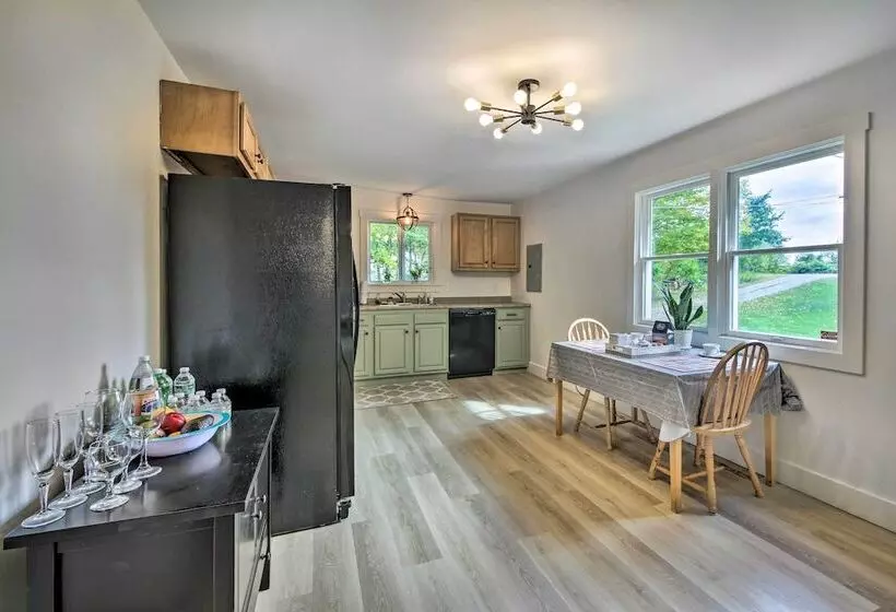 Woodsy Pittston Retreat Near Kennebec River!