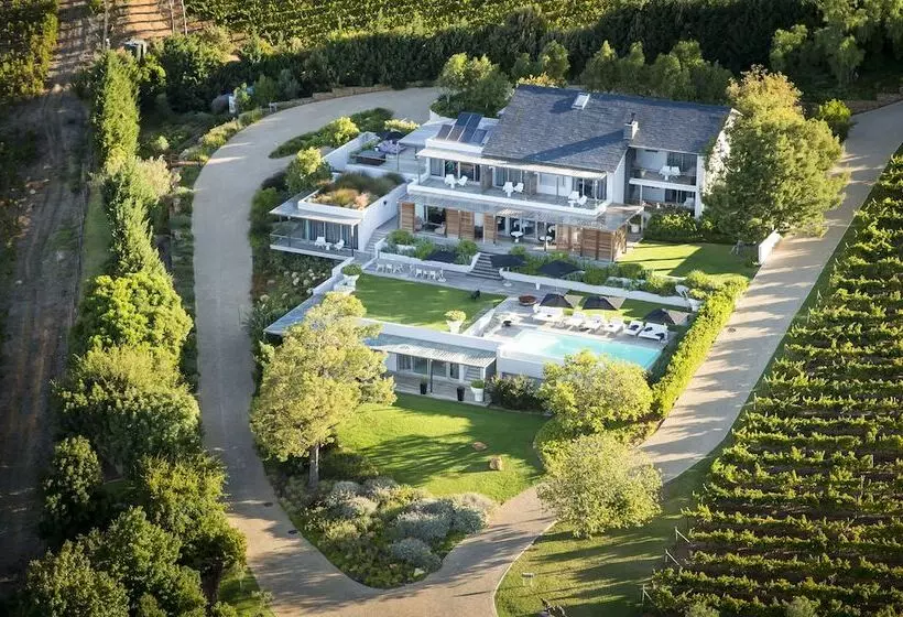 هتل Clouds Estate