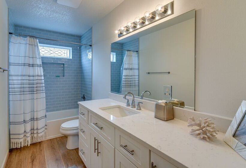 Canal Access & Decks: Bayfront Jamaica Beach House