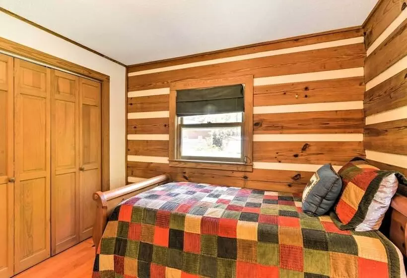 Black Mountain Cabin W/ Screened Porch + Views!