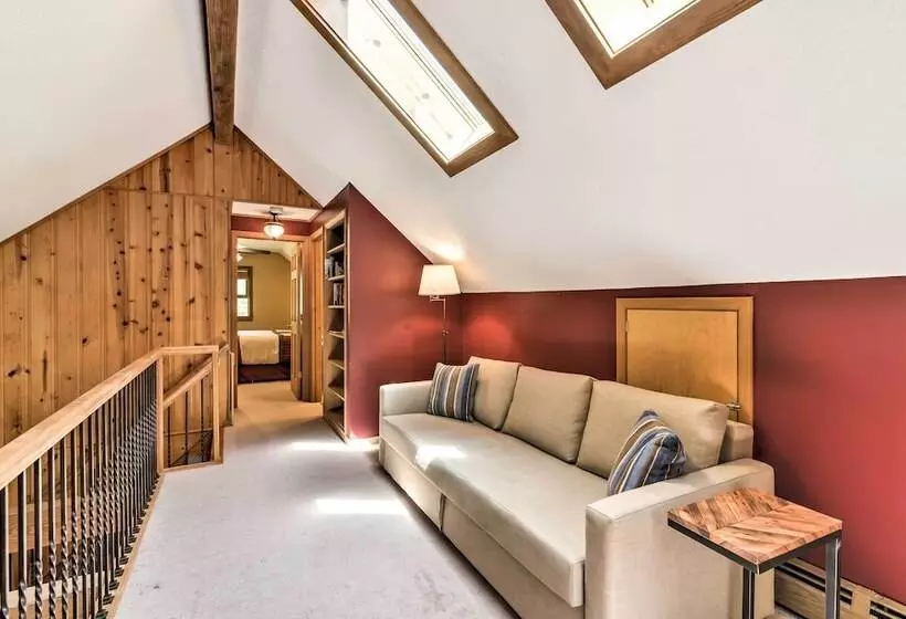 Black Mountain Cabin W/ Screened Porch + Views!