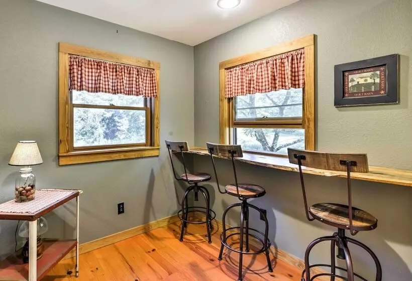 Black Mountain Cabin W/ Screened Porch + Views!