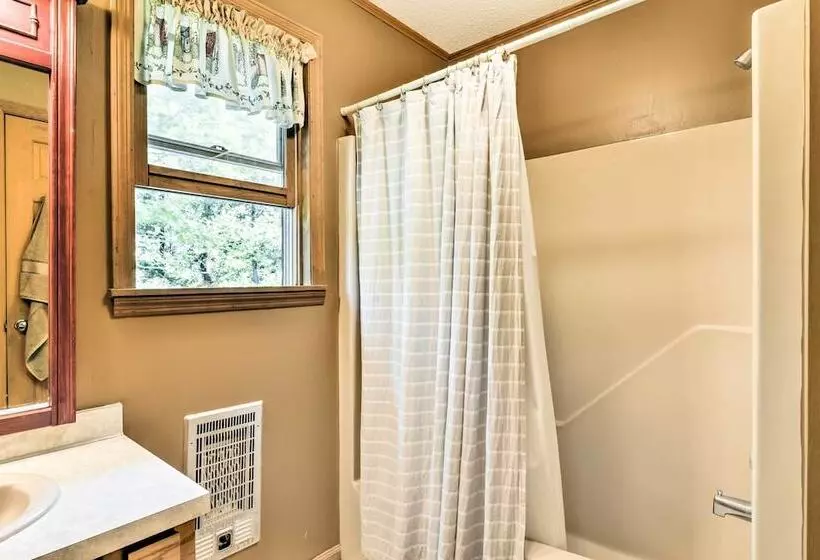 Black Mountain Cabin W/ Screened Porch + Views!