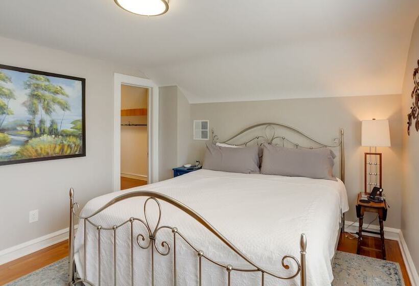 Chic Home W/ Deck, Walk To Lake Erie!