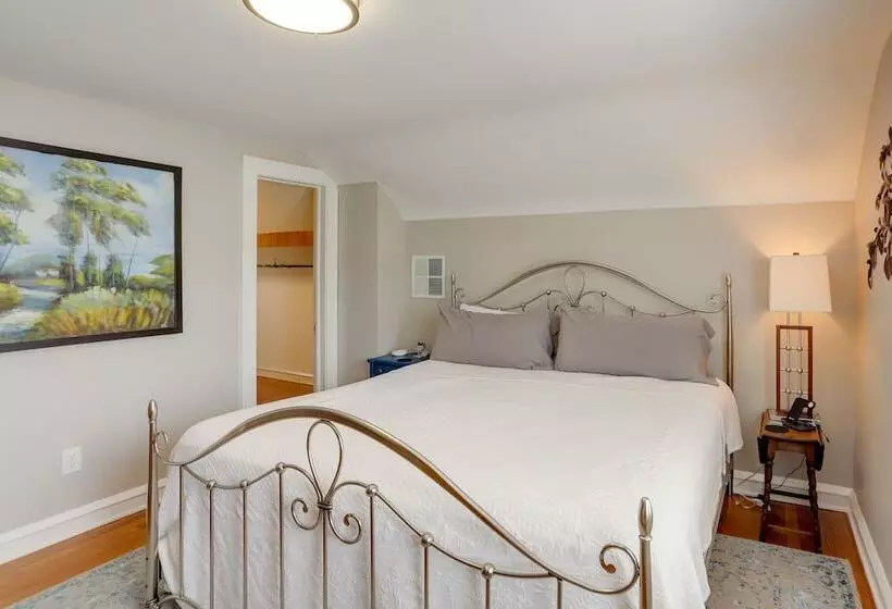 Chic Home W/ Deck, Walk To Lake Erie!