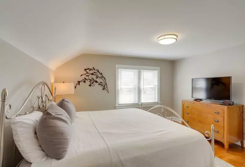 Chic Home W/ Deck, Walk To Lake Erie!