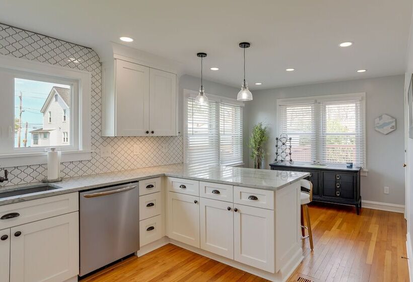 Chic Home W/ Deck, Walk To Lake Erie!