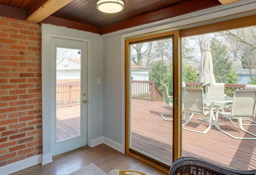 Chic Home W/ Deck, Walk To Lake Erie!