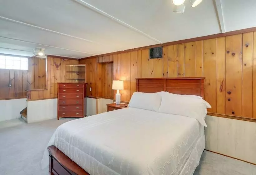 Chic Home W/ Deck, Walk To Lake Erie!