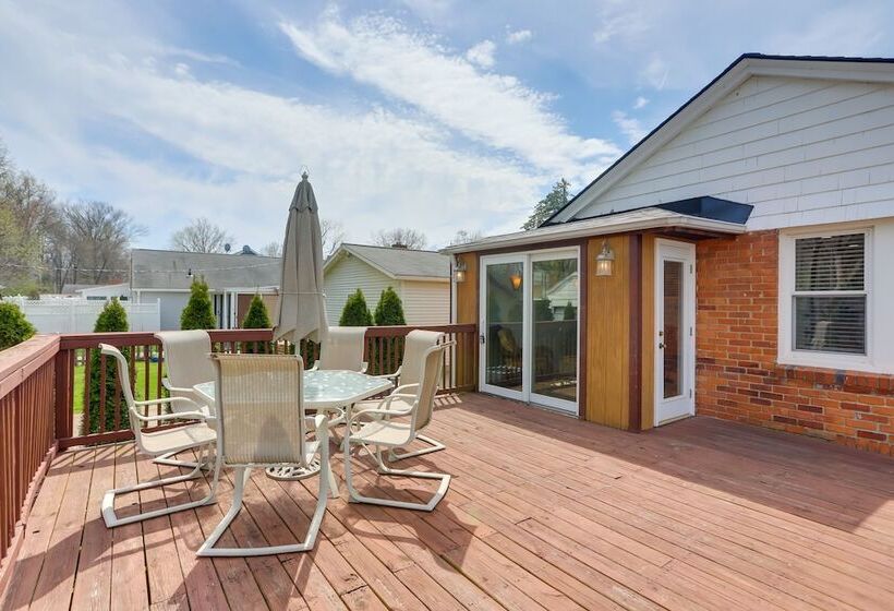Chic Home W/ Deck, Walk To Lake Erie!