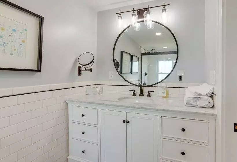 Chic Home W/ Deck, Walk To Lake Erie!