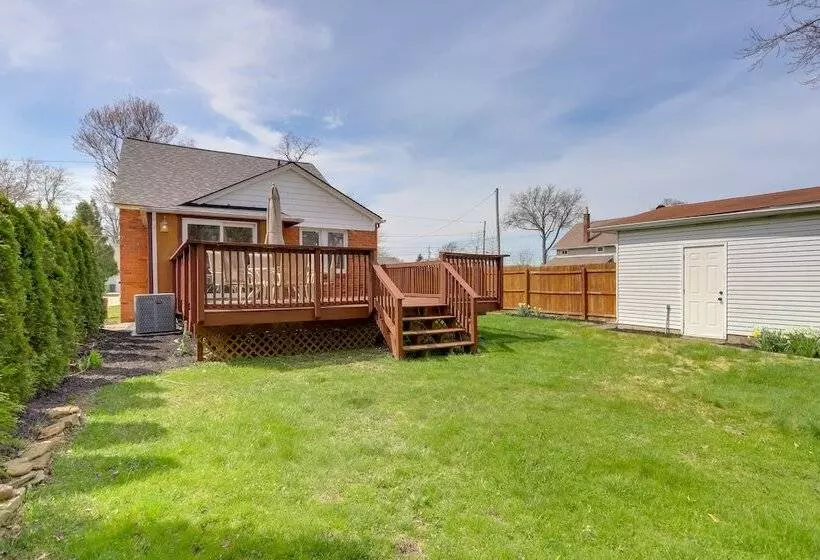 Chic Home W/ Deck, Walk To Lake Erie!