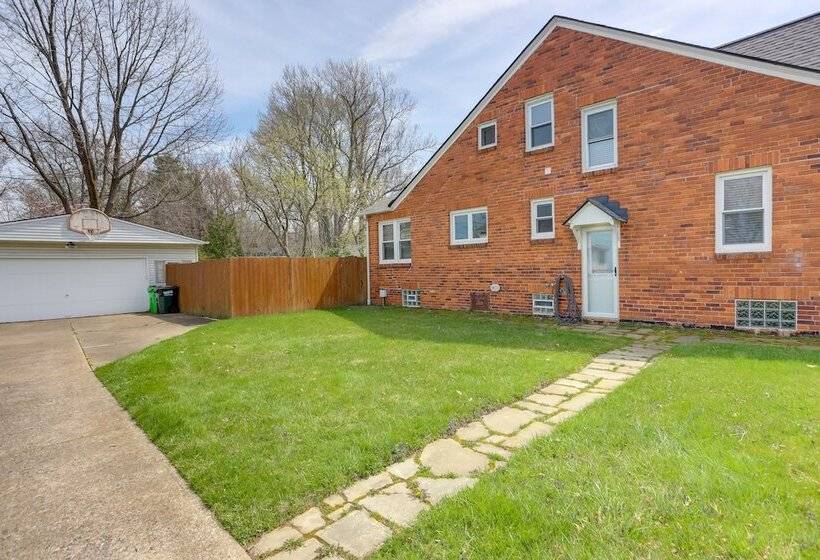 Chic Home W/ Deck, Walk To Lake Erie!