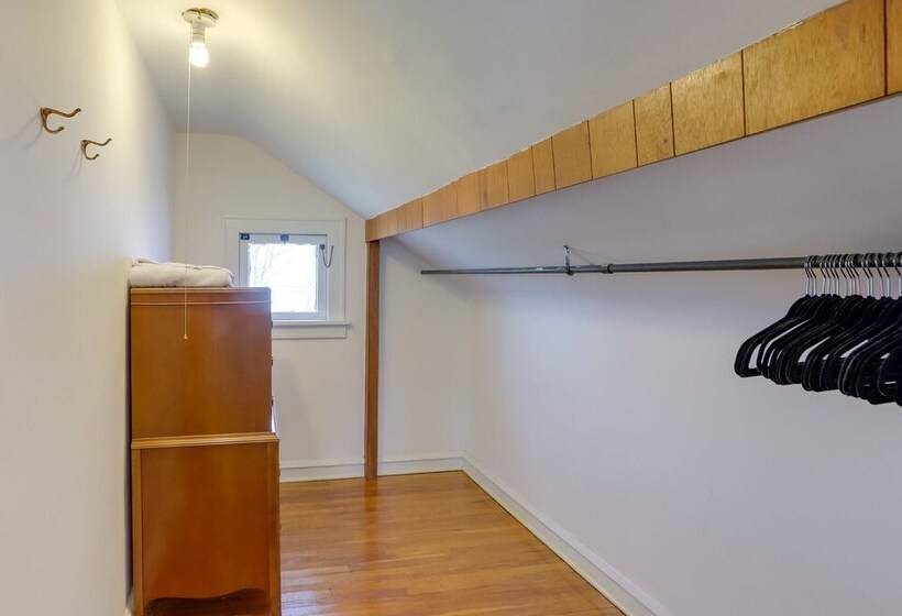 Chic Home W/ Deck, Walk To Lake Erie!