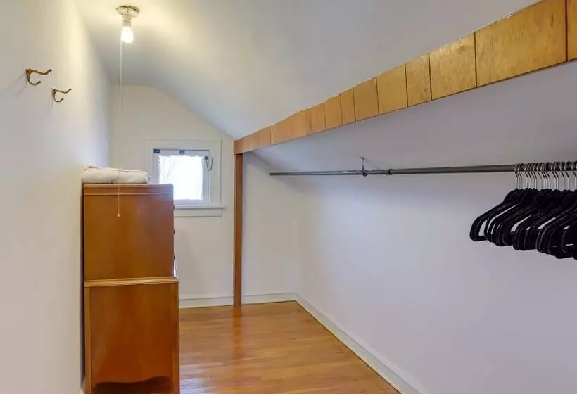 Chic Home W/ Deck, Walk To Lake Erie!