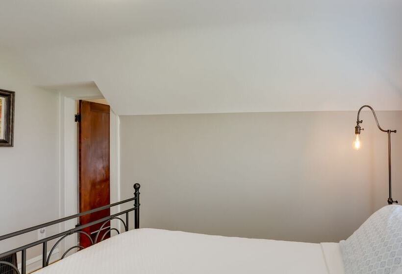 Chic Home W/ Deck, Walk To Lake Erie!