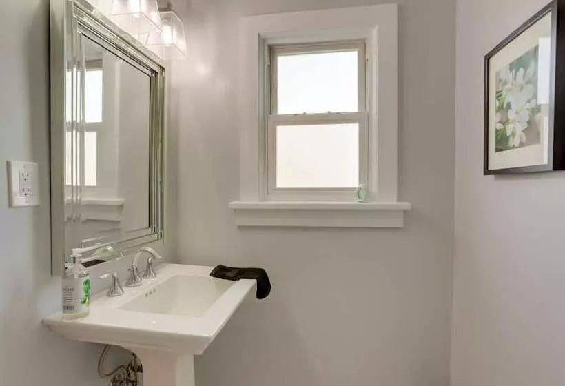 Chic Home W/ Deck, Walk To Lake Erie!