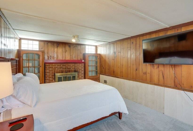 Chic Home W/ Deck, Walk To Lake Erie!