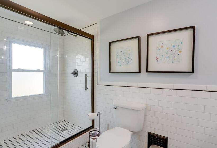 Chic Home W/ Deck, Walk To Lake Erie!