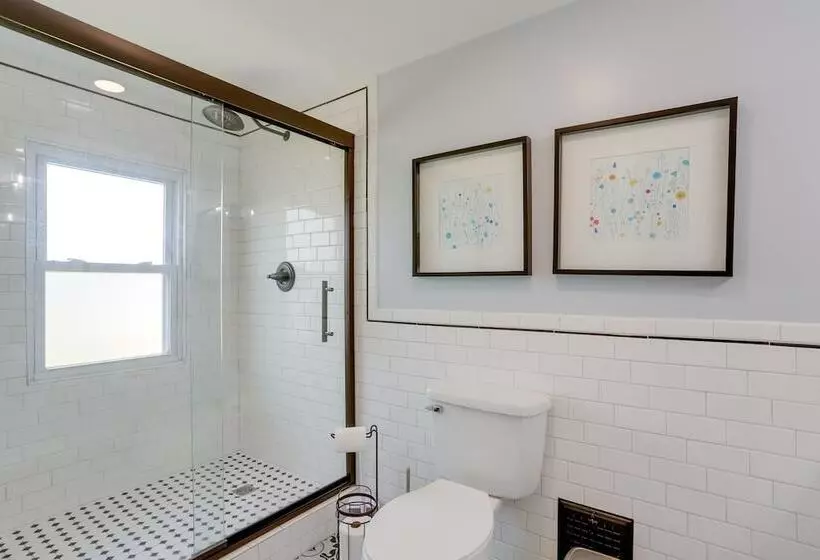 Chic Home W/ Deck, Walk To Lake Erie!