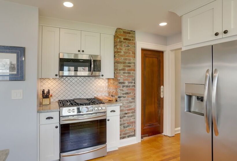 Chic Home W/ Deck, Walk To Lake Erie!