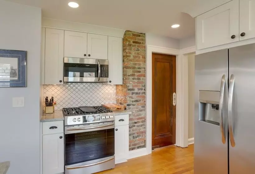 Chic Home W/ Deck, Walk To Lake Erie!