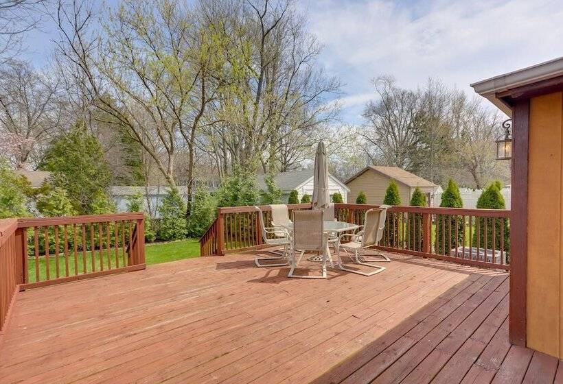 Chic Home W/ Deck, Walk To Lake Erie!