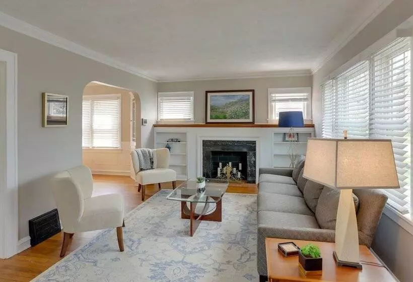 Chic Home W/ Deck, Walk To Lake Erie!