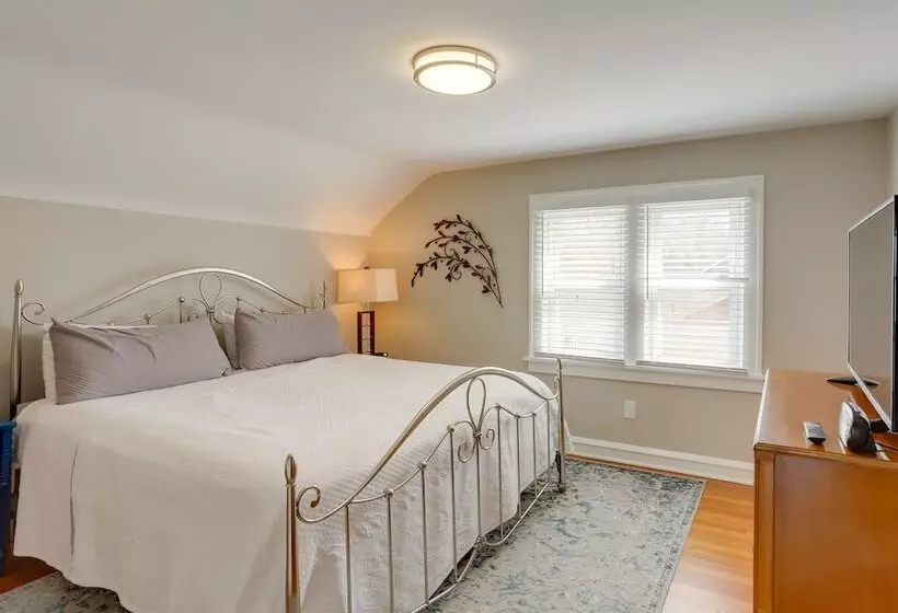 Chic Home W/ Deck, Walk To Lake Erie!