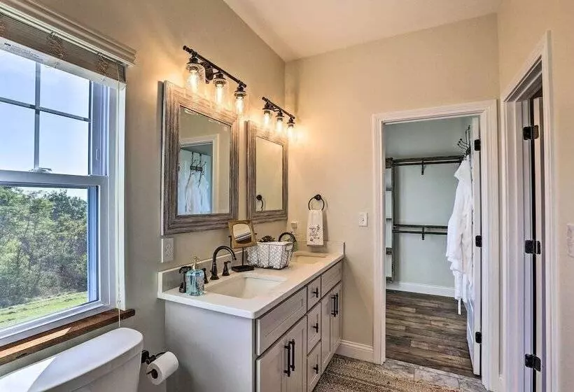 Chic Williamstown Retreat With Pool & Hot Tub!