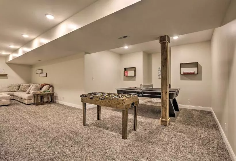 Chic Williamstown Retreat With Pool & Hot Tub!