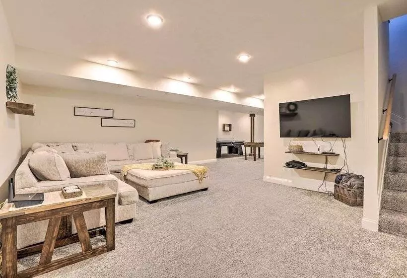 Chic Williamstown Retreat With Pool & Hot Tub!