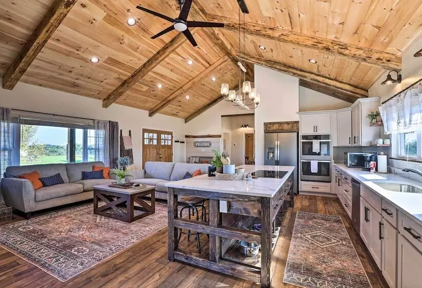 Chic Williamstown Retreat With Pool & Hot Tub!