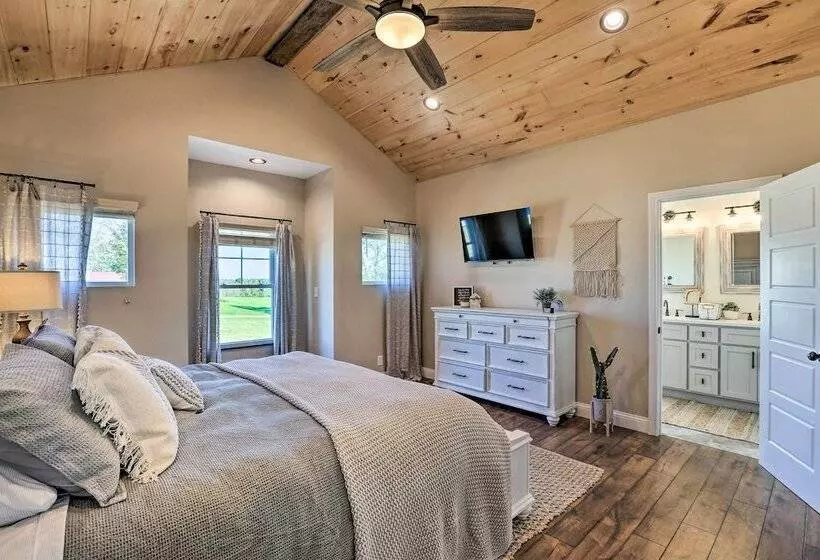 Chic Williamstown Retreat With Pool & Hot Tub!