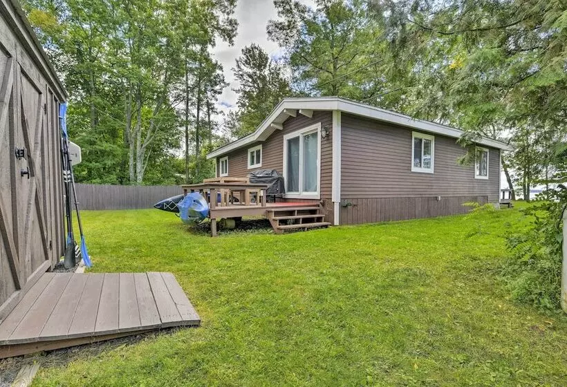 Cozy Lake Champlain Cottage W/ Private Beach!