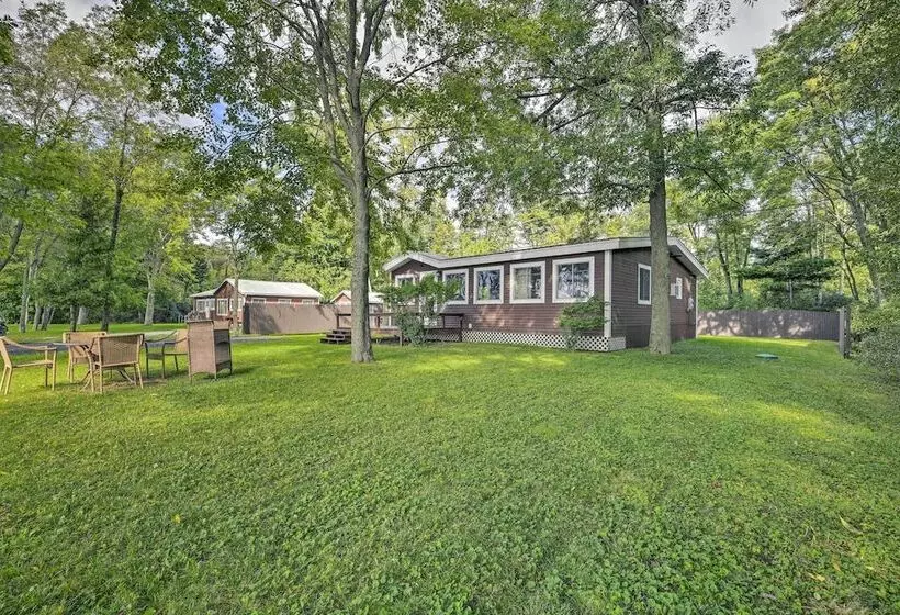 Cozy Lake Champlain Cottage W/ Private Beach!