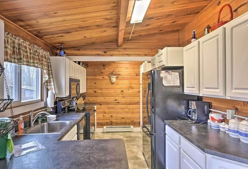 Cozy Lake Champlain Cottage W/ Private Beach!