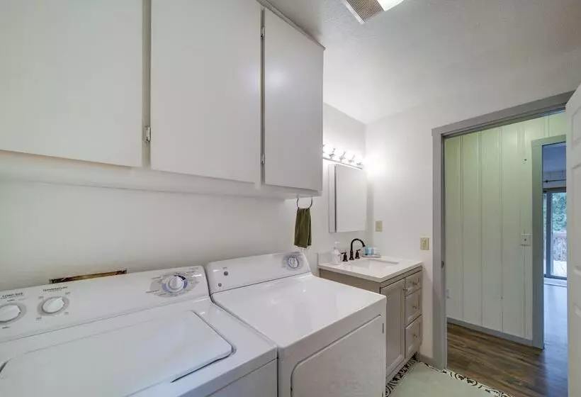 Cozy Worley Cabin W/ Lake Access + Gas Grill!