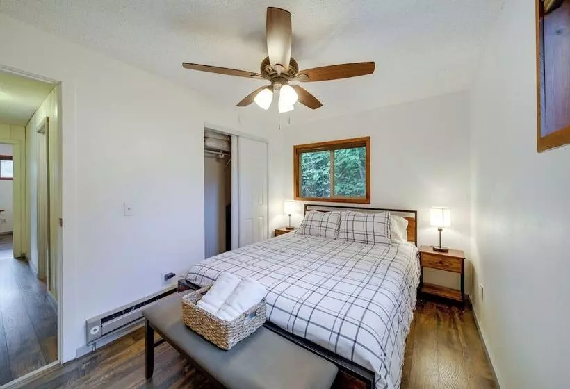 Cozy Worley Cabin W/ Lake Access + Gas Grill!