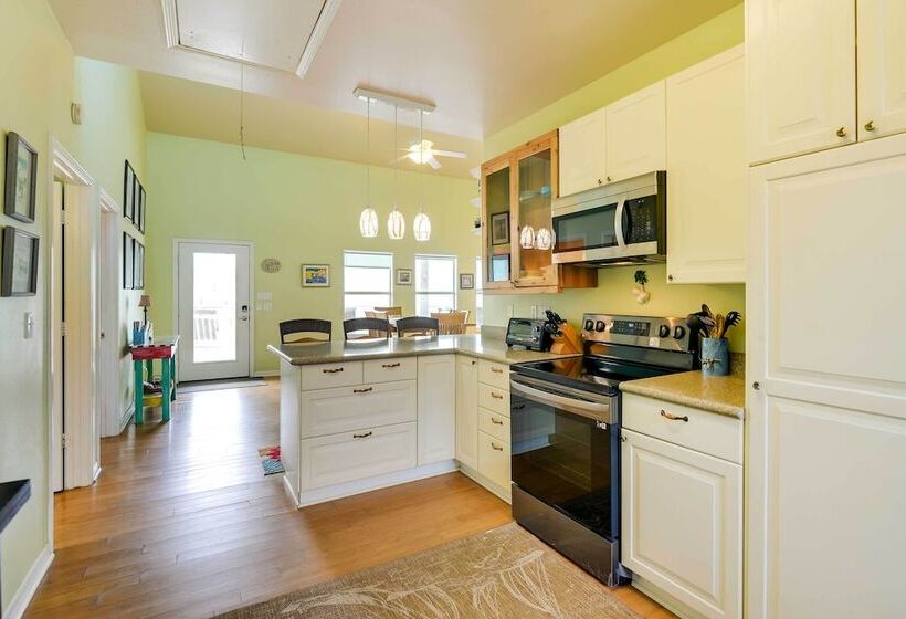 Walk To Sand: Home W/ Deck In Crystal Beach!