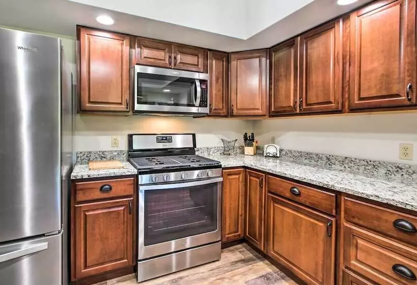 Family Home W/ Deck, Yard, Dock On Rock River