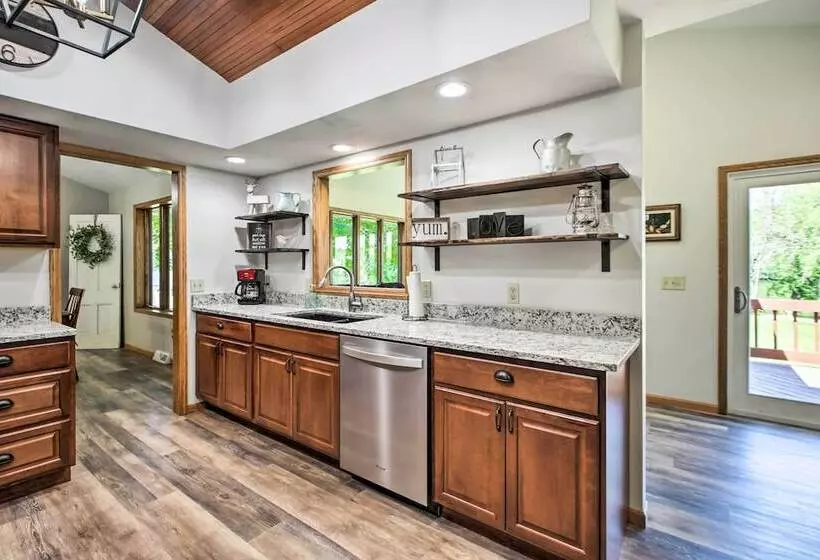 Family Home W/ Deck, Yard, Dock On Rock River