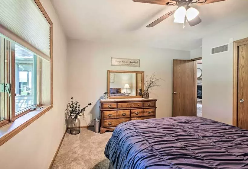 Family Home W/ Deck, Yard, Dock On Rock River