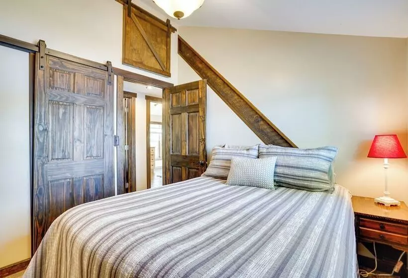 Family Lake & Ski House W/ Paddleboards & Fire Pit