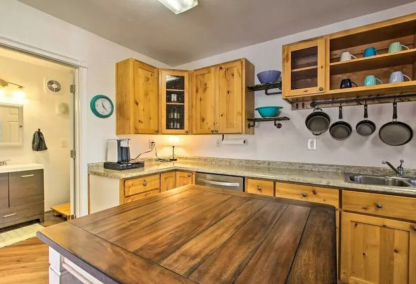 Fox Cottage    Quiet Escape W/ Private Deck!